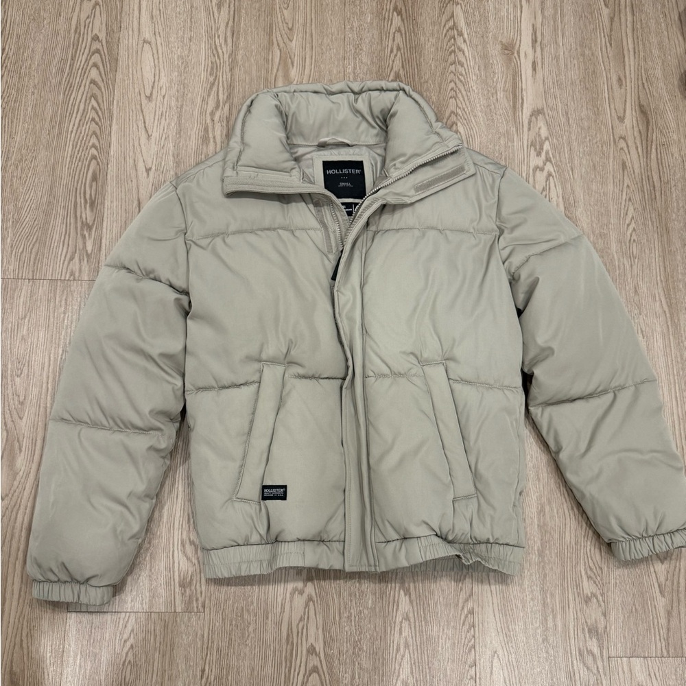 Hollister Men Puffer Jacket- Small